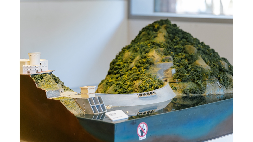 為營造優質的電力與生態知識科普場域，大甲溪電廠活用馬鞍壩旁的舊辦公建築，打造「生態科技展示館」。圖為館中的德基水庫模型。